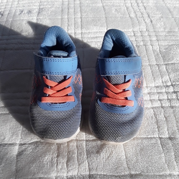 NIKES - Picture 1 of 4